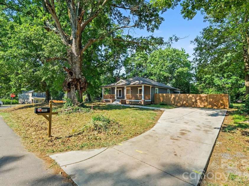 1601 Lawing Road, Charlotte, NC 28216.  MLS# CAR4396468, YatesRealty ID 32342. 