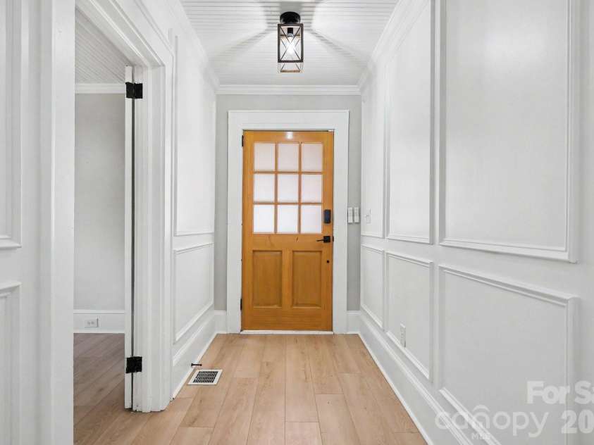 1601 Lawing Road, Charlotte, NC 28216.  MLS# CAR4396468, YatesRealty ID 32342. 