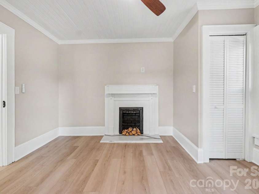 1601 Lawing Road, Charlotte, NC 28216.  MLS# CAR4396468, YatesRealty ID 32342. 
