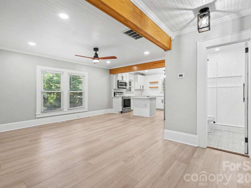 1601 Lawing Road, Charlotte, NC 28216.  MLS# CAR4396468, YatesRealty ID 32342. 