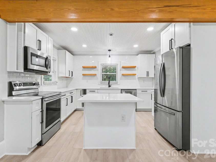 1601 Lawing Road, Charlotte, NC 28216.  MLS# CAR4396468, YatesRealty ID 32342. 
