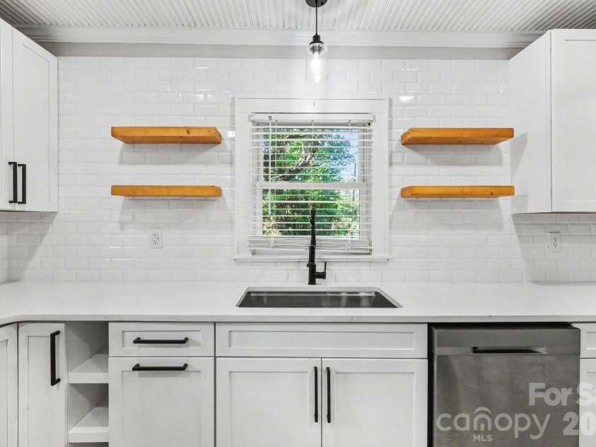 1601 Lawing Road, Charlotte, NC 28216.  MLS# CAR4396468, YatesRealty ID 32342. 