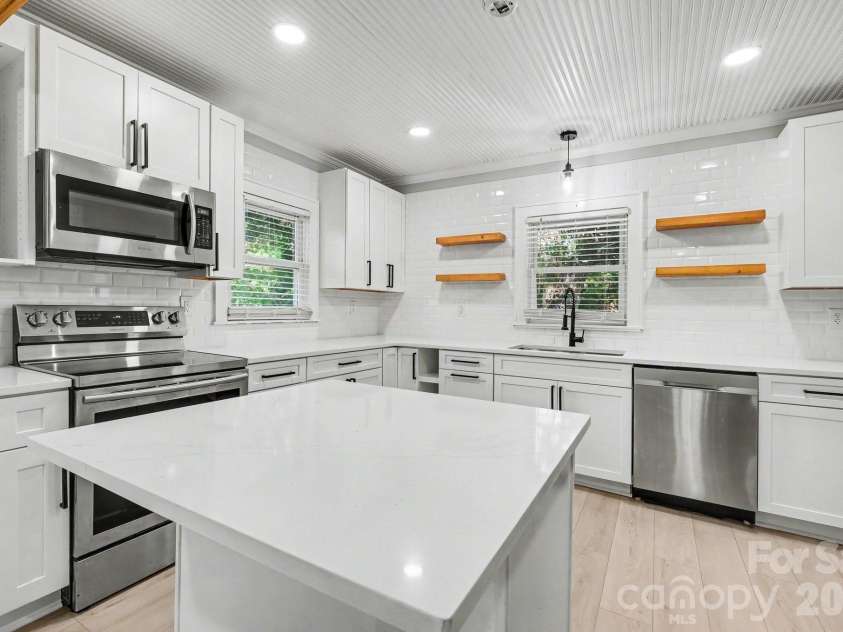 1601 Lawing Road, Charlotte, NC 28216.  MLS# CAR4396468, YatesRealty ID 32342. 