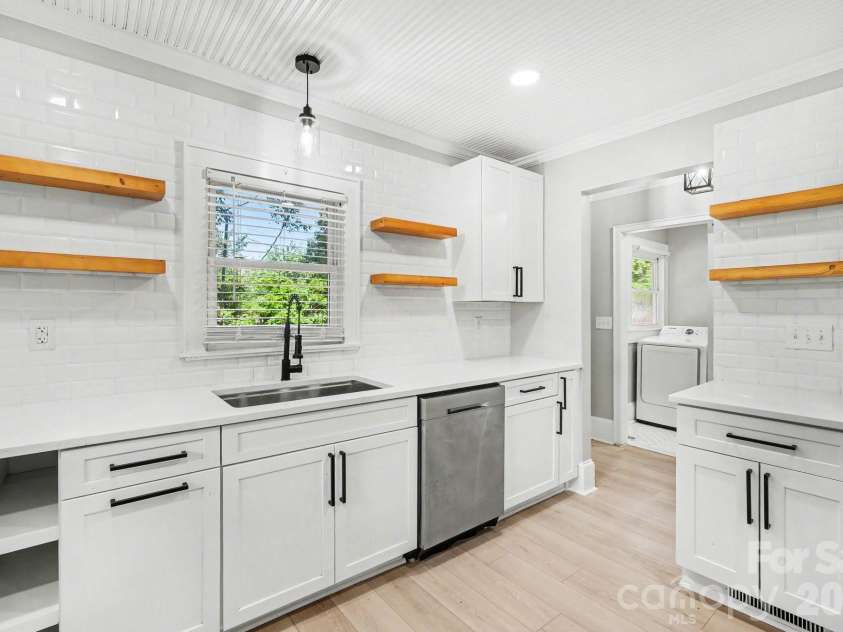 1601 Lawing Road, Charlotte, NC 28216.  MLS# CAR4396468, YatesRealty ID 32342. 