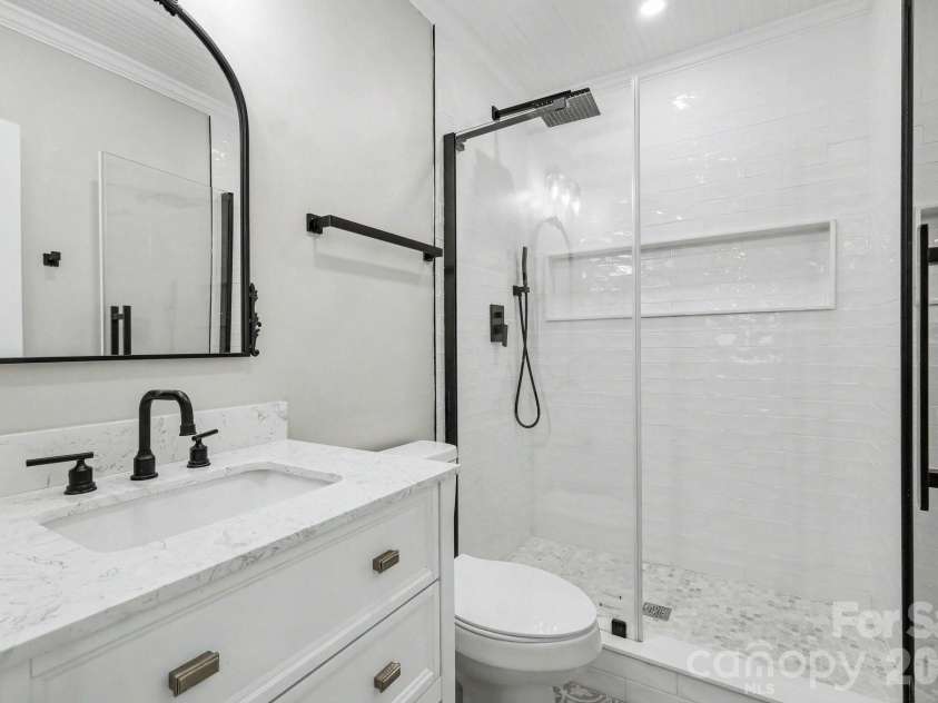 1601 Lawing Road, Charlotte, NC 28216.  MLS# CAR4396468, YatesRealty ID 32342. 