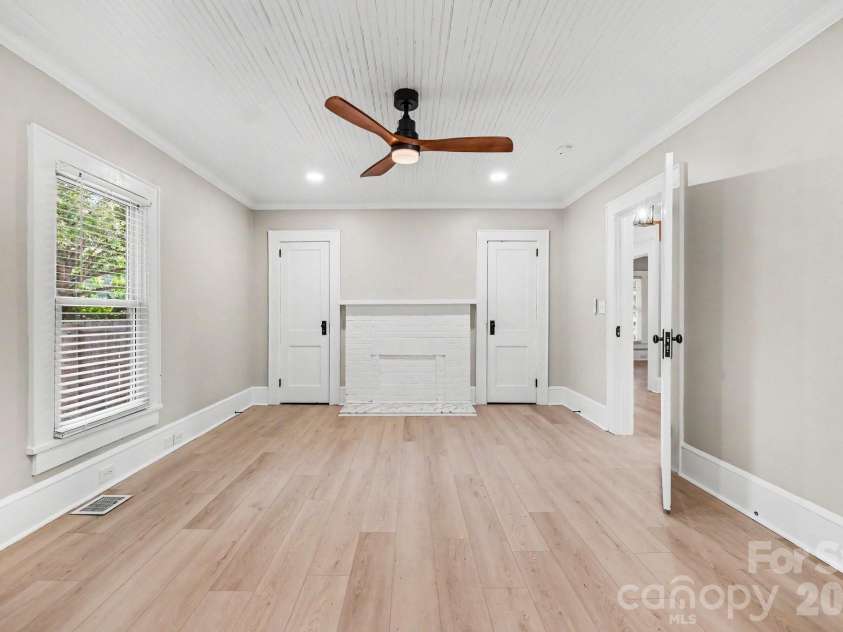 1601 Lawing Road, Charlotte, NC 28216.  MLS# CAR4396468, YatesRealty ID 32342. 