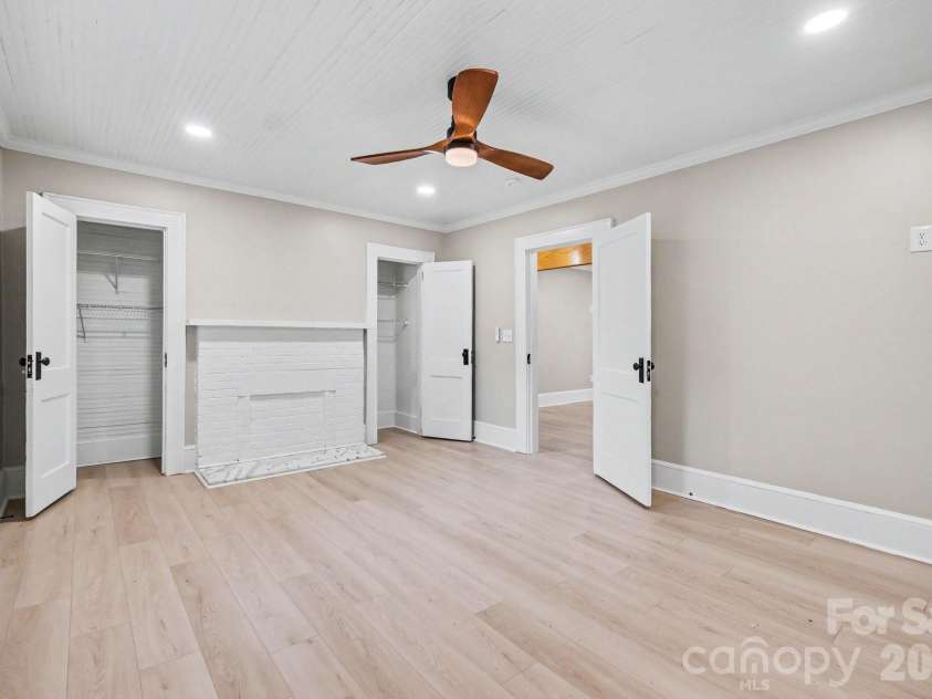 1601 Lawing Road, Charlotte, NC 28216.  MLS# CAR4396468, YatesRealty ID 32342. 
