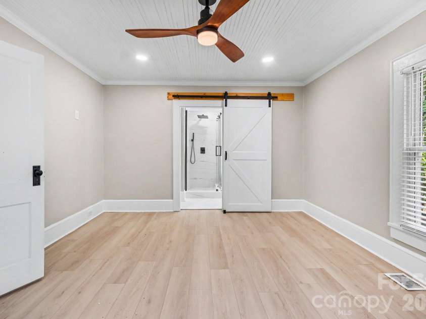 1601 Lawing Road, Charlotte, NC 28216.  MLS# CAR4396468, YatesRealty ID 32342. 