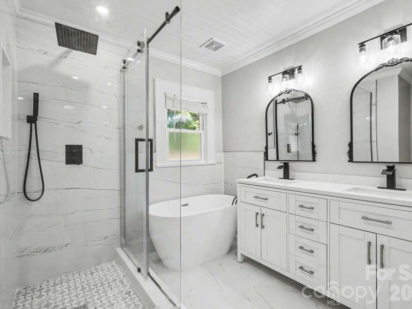 1601 Lawing Road, Charlotte, NC 28216.  MLS# CAR4396468, YatesRealty ID 32342. 