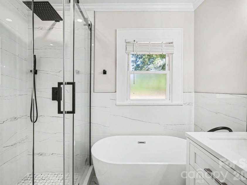 1601 Lawing Road, Charlotte, NC 28216.  MLS# CAR4396468, YatesRealty ID 32342. 