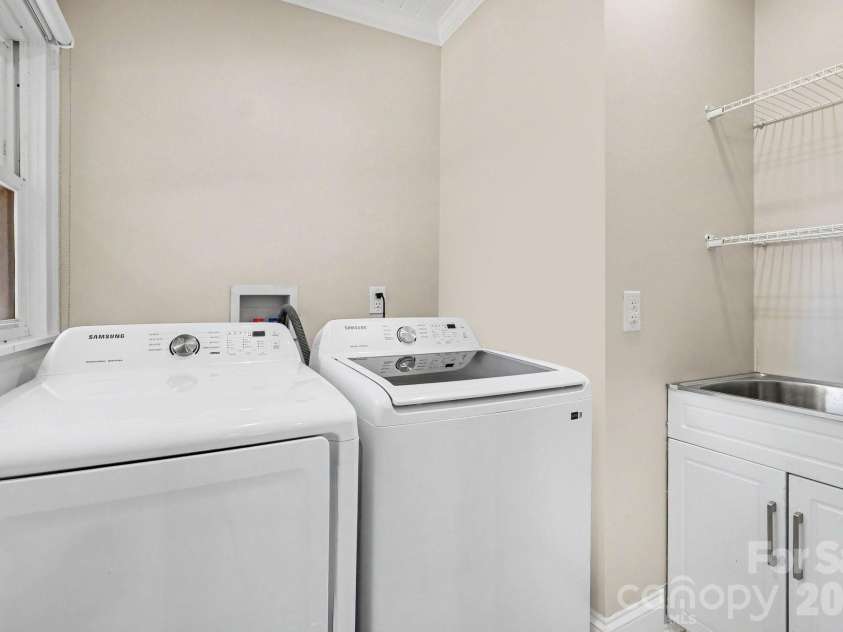 1601 Lawing Road, Charlotte, NC 28216.  MLS# CAR4396468, YatesRealty ID 32342. 