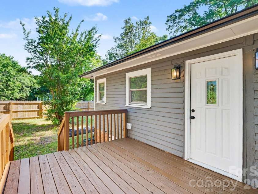 1601 Lawing Road, Charlotte, NC 28216.  MLS# CAR4396468, YatesRealty ID 32342. 