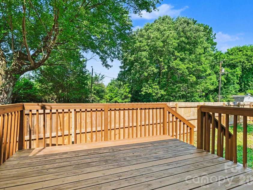 1601 Lawing Road, Charlotte, NC 28216.  MLS# CAR4396468, YatesRealty ID 32342. 