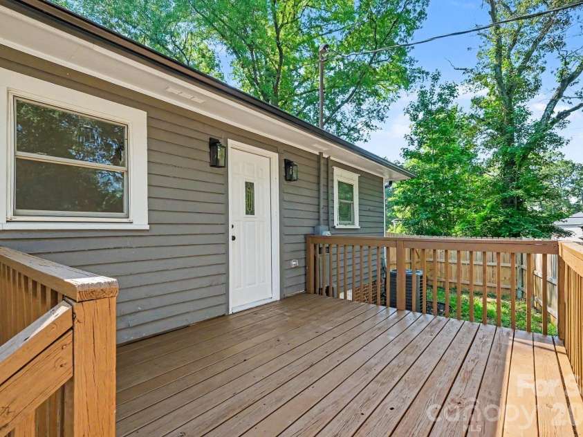 1601 Lawing Road, Charlotte, NC 28216.  MLS# CAR4396468, YatesRealty ID 32342. 