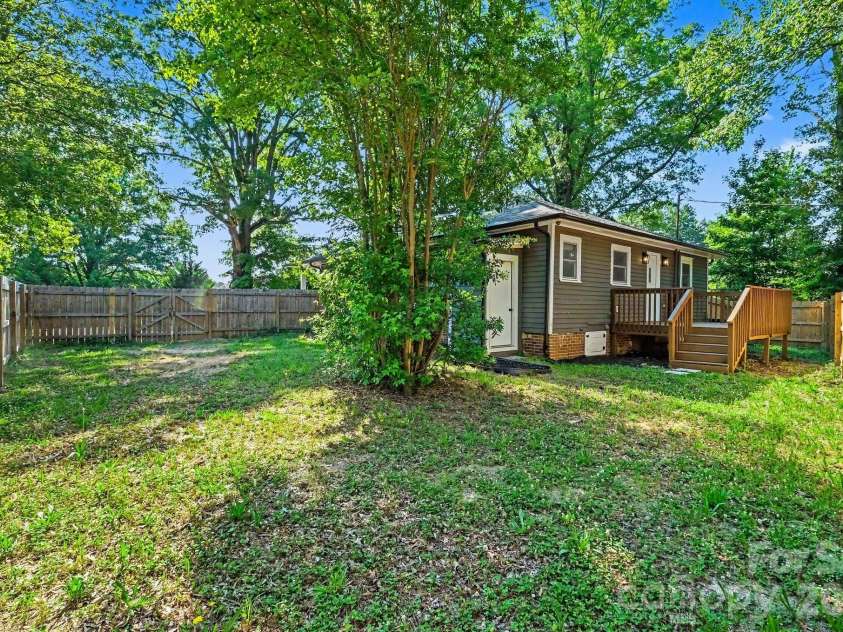 1601 Lawing Road, Charlotte, NC 28216.  MLS# CAR4396468, YatesRealty ID 32342. 
