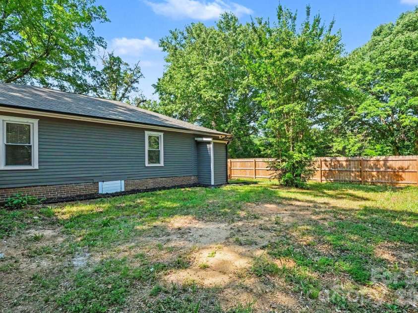 1601 Lawing Road, Charlotte, NC 28216.  MLS# CAR4396468, YatesRealty ID 32342. 