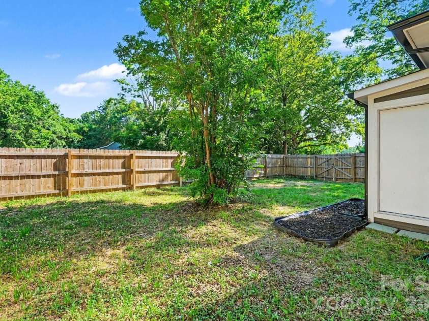 1601 Lawing Road, Charlotte, NC 28216.  MLS# CAR4396468, YatesRealty ID 32342. 