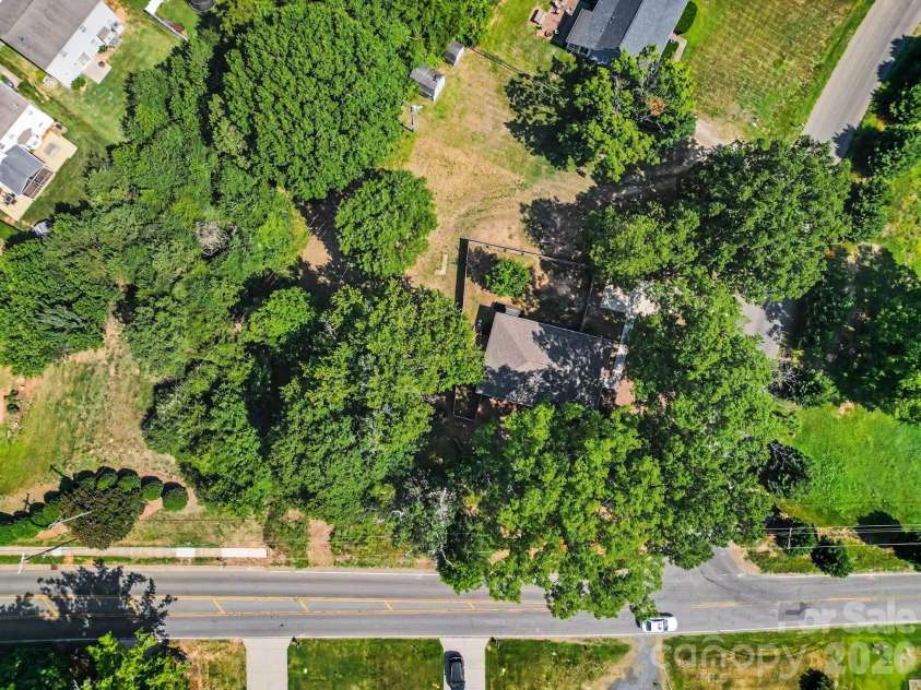 1601 Lawing Road, Charlotte, NC 28216.  MLS# CAR4396468, YatesRealty ID 32342. 