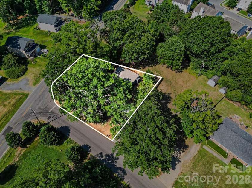 1601 Lawing Road, Charlotte, NC 28216.  MLS# CAR4396468, YatesRealty ID 32342. 