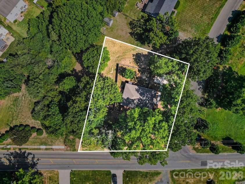 1601 Lawing Road, Charlotte, NC 28216.  MLS# CAR4396468, YatesRealty ID 32342. 