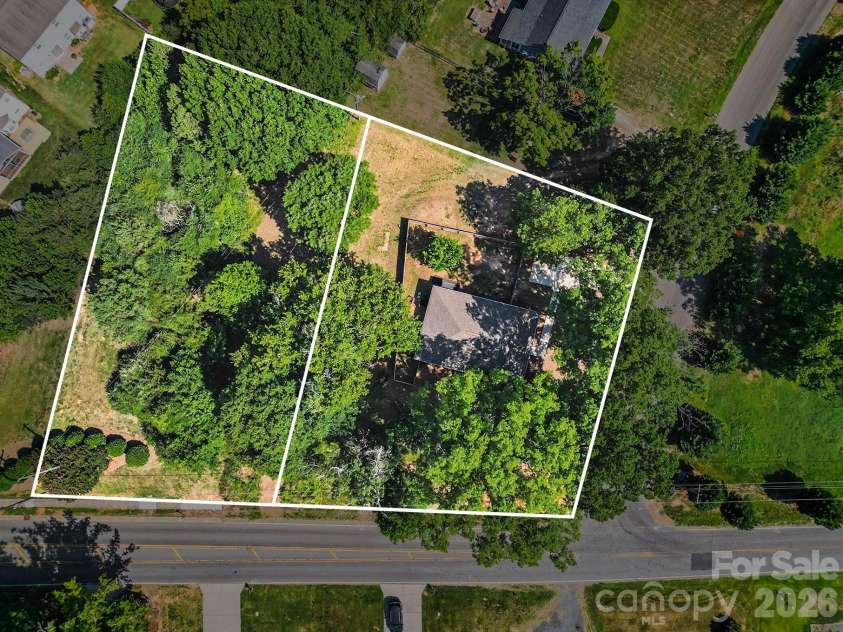 1601 Lawing Road, Charlotte, NC 28216.  MLS# CAR4396468, YatesRealty ID 32342. 