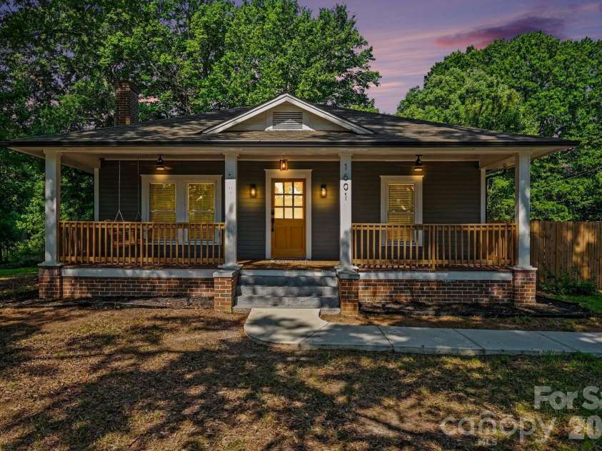 1601 Lawing Road, Charlotte, NC 28216.  MLS# CAR4396468, YatesRealty ID 32342. 