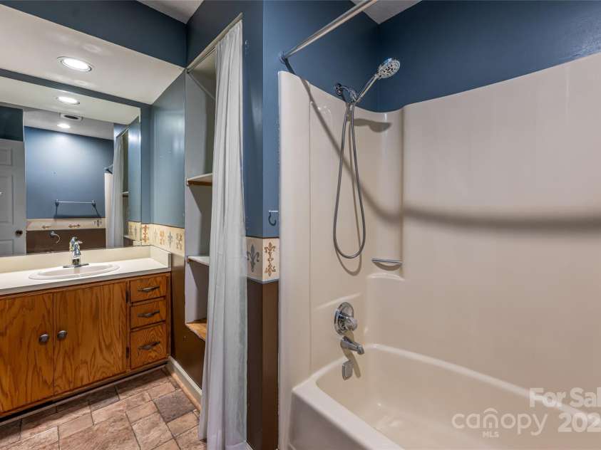 427 Shadowwood Drive, Leicester, NC 28748.  MLS# CAR4292617, YatesRealty ID 32342. 