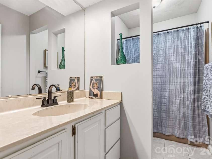 16 Canterbury Drive, Arden, NC 28704.  MLS# CAR4396207, YatesRealty ID 32349. 2nd main floor bath
