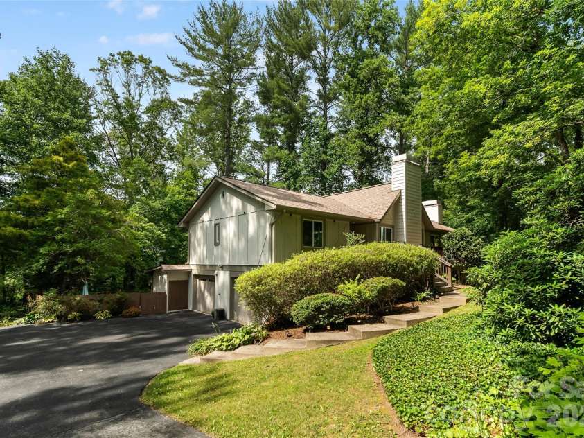 16 Canterbury Drive, Arden, NC 28704.  MLS# CAR4396207, YatesRealty ID 32349. 