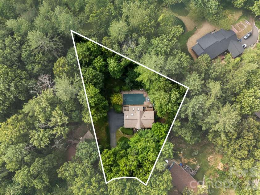 16 Canterbury Drive, Arden, NC 28704.  MLS# CAR4396207, YatesRealty ID 32349. 