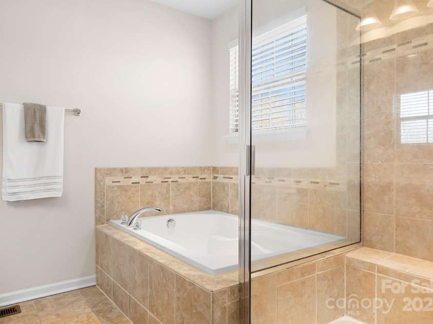 7217 Kenyon Drive, Denver, NC 28037.  MLS# CAR4316332, YatesRealty ID 3235. Primary bathroom with large soaking tub/tile shower, double vanities 