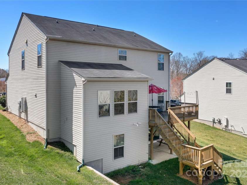 7217 Kenyon Drive, Denver, NC 28037.  MLS# CAR4316332, YatesRealty ID 3235. Side view of home