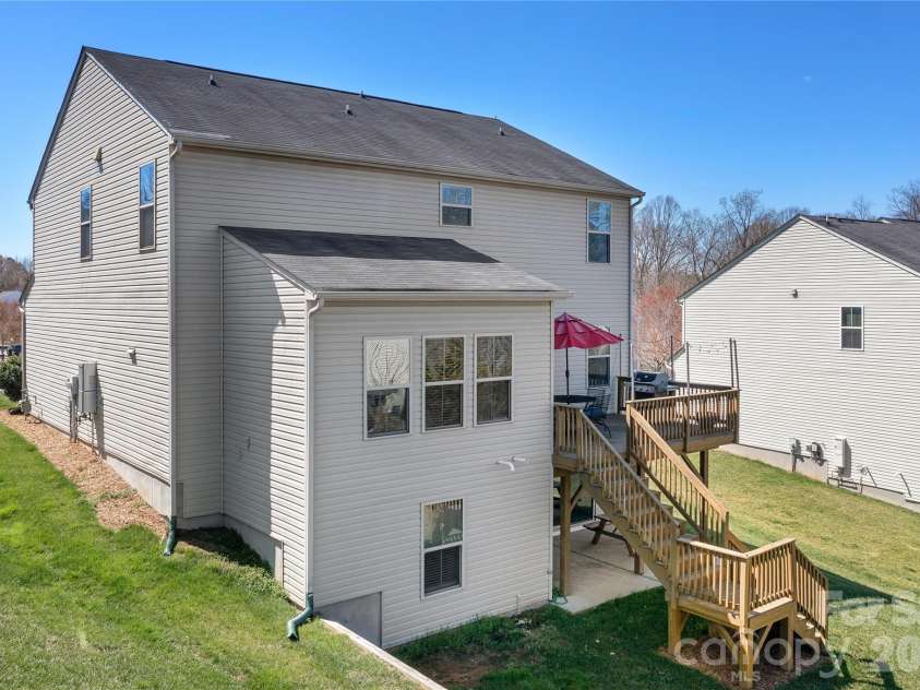 7217 Kenyon Drive, Denver, NC 28037.  MLS# CAR4316332, YatesRealty ID 3235. Side view of home