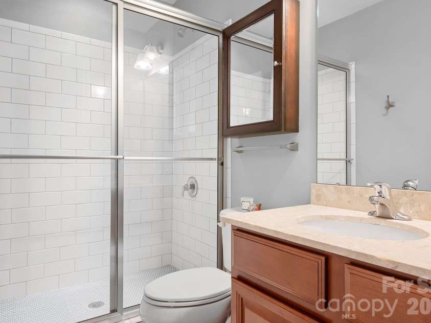 7217 Kenyon Drive, Denver, NC 28037.  MLS# CAR4316332, YatesRealty ID 3235. Upstairs full bathroom with tiled shower 