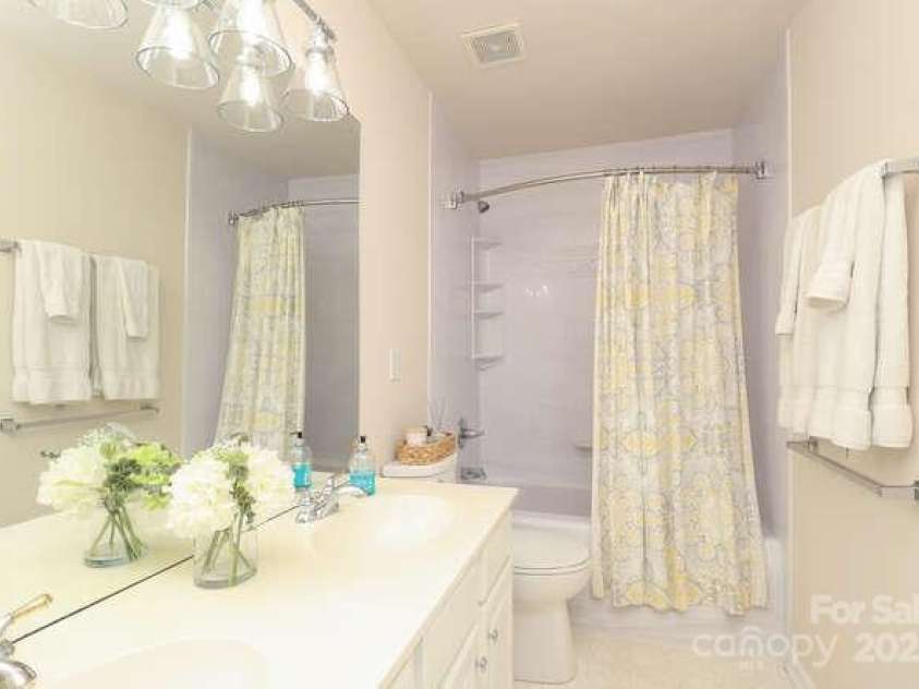 2923 Wheat Meadow Lane, Charlotte, NC 28270.  MLS# CAR4277608, YatesRealty ID 32350. Full Bath