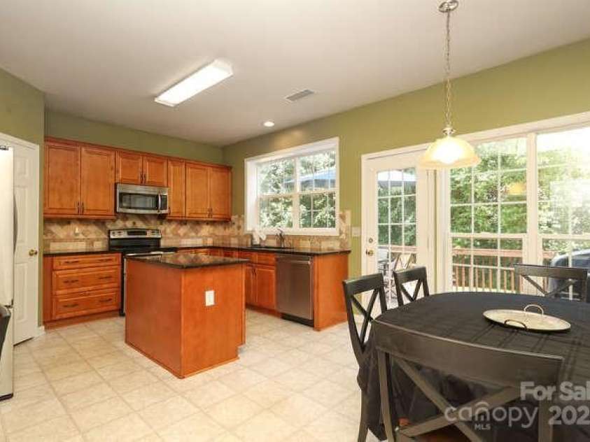 2923 Wheat Meadow Lane, Charlotte, NC 28270.  MLS# CAR4277608, YatesRealty ID 32350. Kitchen