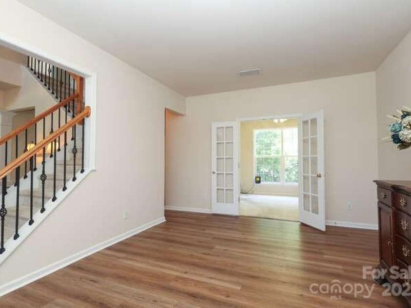 2923 Wheat Meadow Lane, Charlotte, NC 28270.  MLS# CAR4277608, YatesRealty ID 32350. Living Room