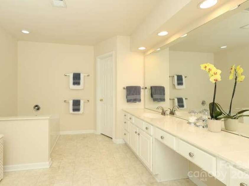 2923 Wheat Meadow Lane, Charlotte, NC 28270.  MLS# CAR4277608, YatesRealty ID 32350. Primary Bath
