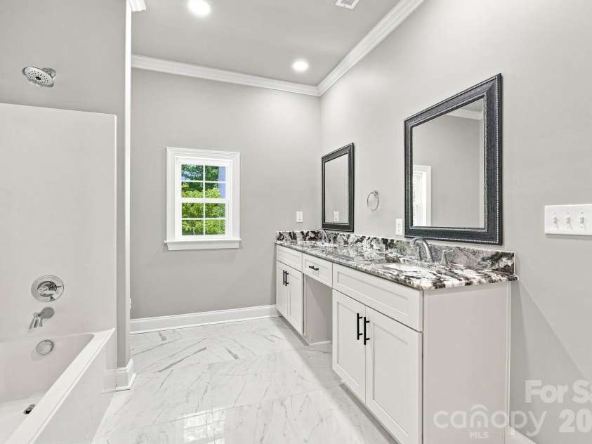337 Petree Road, Winston Salem, NC 27106.  MLS# CAR4394954, YatesRealty ID 32353. Upstairs full bath