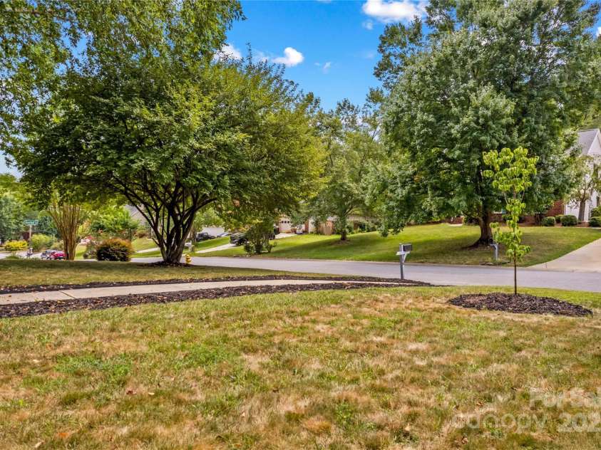 586 Highland Ridge Road, Mooresville, NC 28115.  MLS# CAR4287647, YatesRealty ID 32354. Front Yard with Dogwood and Shade Trees