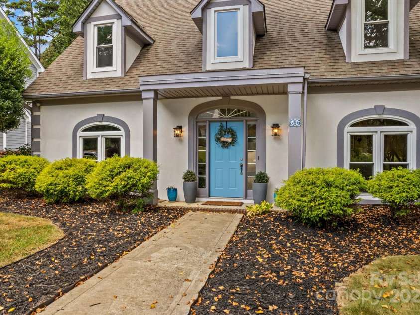 586 Highland Ridge Road, Mooresville, NC 28115.  MLS# CAR4287647, YatesRealty ID 32354. Inviting Front Porch