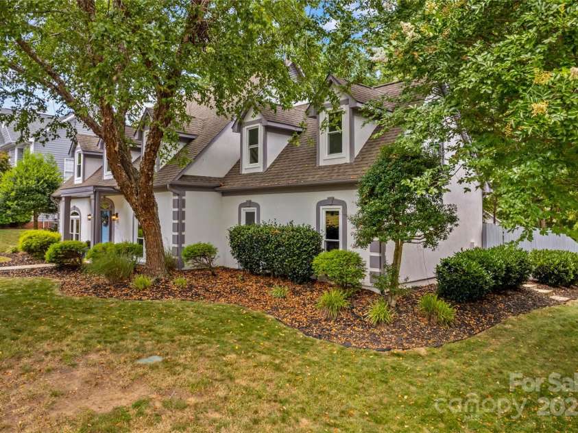 586 Highland Ridge Road, Mooresville, NC 28115.  MLS# CAR4287647, YatesRealty ID 32354. Professionally Landscaped Yard