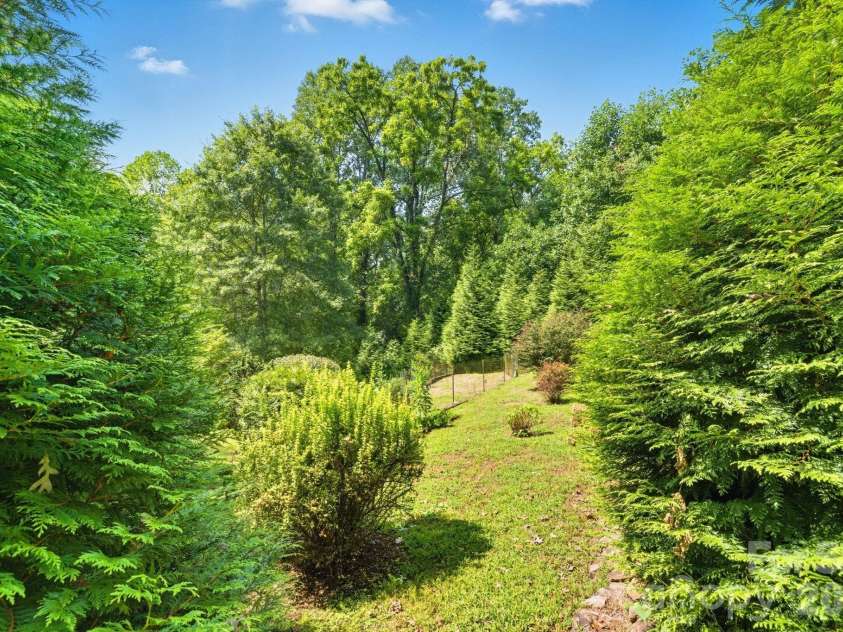 71 Laurel Mountain Road, Brevard, NC 28712.  MLS# CAR4370295, YatesRealty ID 32354. More gardening area