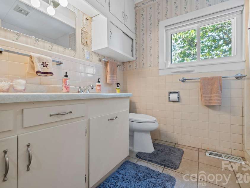 71 Laurel Mountain Road, Brevard, NC 28712.  MLS# CAR4370295, YatesRealty ID 32354. Primary Bathroom