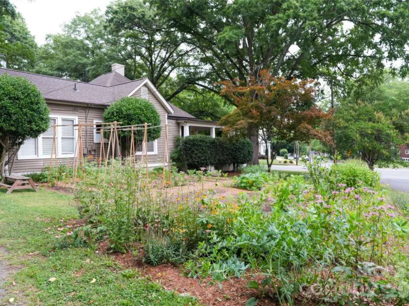 521 York Street, Gastonia, NC 28052.  MLS# CAR4395664, YatesRealty ID 32355. 