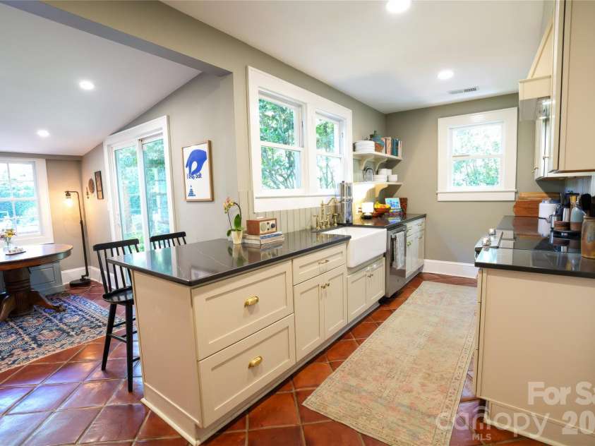 521 York Street, Gastonia, NC 28052.  MLS# CAR4395664, YatesRealty ID 32355. 
