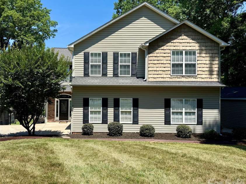 794 Riverwood Drive, Lexington, NC 27292.  MLS# CAR4389743, YatesRealty ID 32356. 