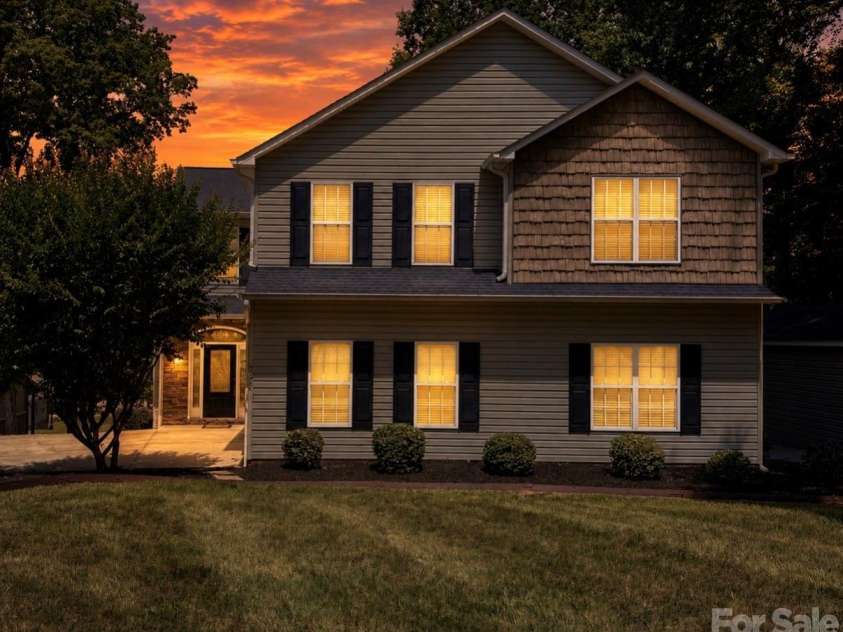 794 Riverwood Drive, Lexington, NC 27292.  MLS# CAR4389743, YatesRealty ID 32356. 