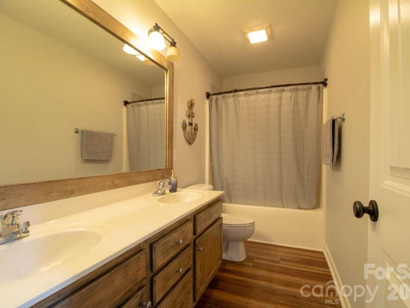 794 Riverwood Drive, Lexington, NC 27292.  MLS# CAR4389743, YatesRealty ID 32356. Upper full bath