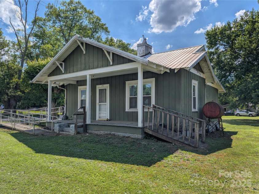 251 Westwood Circle, Waynesville, NC 28786.  MLS# CAR4270105, YatesRealty ID 32359. 